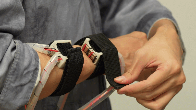 ThermOuch wearable thermo-haptic device